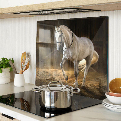 Tagliere in vetro Un cavallo in movimento nella stalla