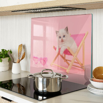 Tagliere in vetro Gattino su una sedia a sdraio su uno sfondo rosa