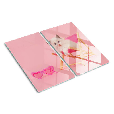Tagliere in vetro Gattino su una sedia a sdraio su uno sfondo rosa