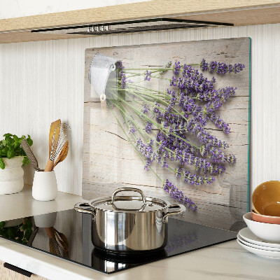 Tagliere in vetro Lavanda in vaso su fondo in legno