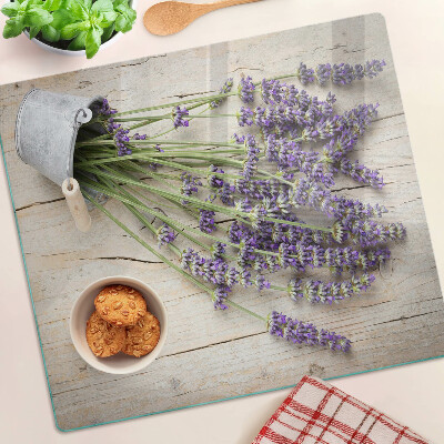 Tagliere in vetro Lavanda in vaso su fondo in legno