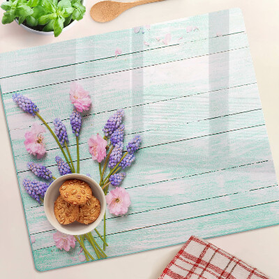 Tagliere in vetro Fiori su uno sfondo di legno