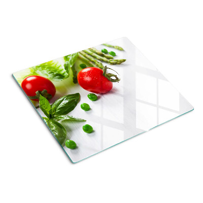 Tagliere in vetro Verdure su un piano di lavoro bianco