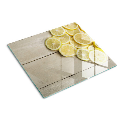 Tagliere in vetro Fette di limone su uno sfondo di legno