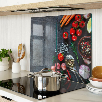 Tagliere in vetro temperato Verdure e spezie su uno sfondo scuro