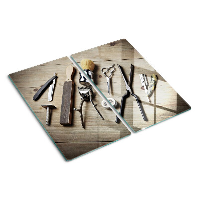 Tagliere in vetro temperato Strumenti da parrucchiere su uno sfondo di legno