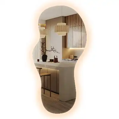 Specchio a parete moderno di forma organica con illuminazione con illuminazione a LED