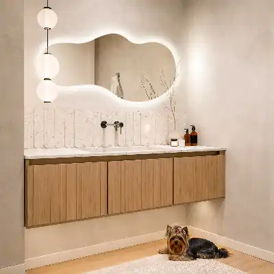 Specchio a parete moderno di forma organica con illuminazione con illuminazione a LED