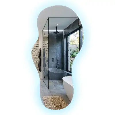 Specchio a parete moderno di forma organica con illuminazione con illuminazione a LED
