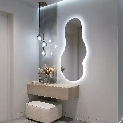 Specchio a parete moderno di forma organica con illuminazione con illuminazione a LED