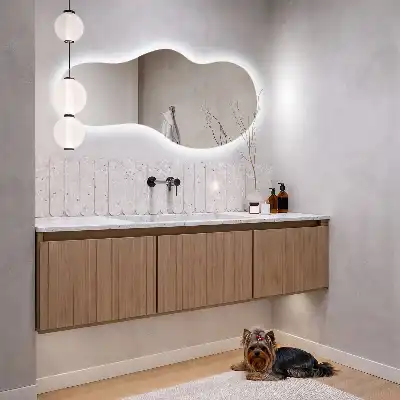 Specchio a parete moderno di forma organica con illuminazione con illuminazione a LED