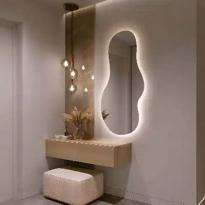 Specchio a parete moderno di forma organica con illuminazione con illuminazione a LED