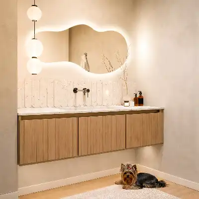 Specchio a parete moderno di forma organica con illuminazione con illuminazione a LED
