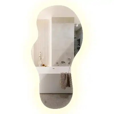 Specchio a parete moderno di forma organica con illuminazione con illuminazione a LED
