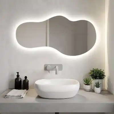 Specchio a parete moderno di forma organica con illuminazione con illuminazione a LED