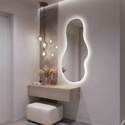 Specchio a parete moderno di forma organica con illuminazione con illuminazione a LED
