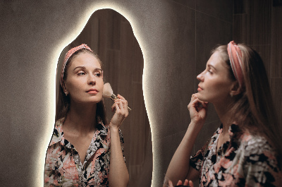 Specchio dalla forma irregolare con moderna retroilluminazione a LED