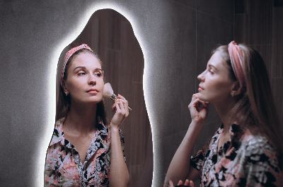 Specchio dalla forma irregolare con moderna retroilluminazione a LED