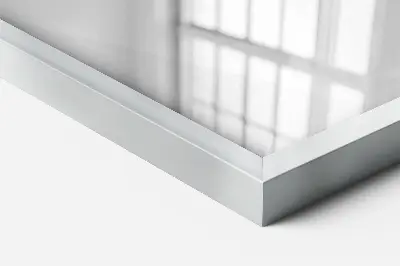 Specchio da parete con cornice argentata decorativa