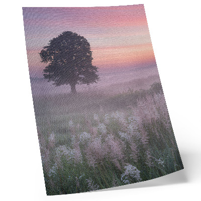 Poster Albero solitario nella nebbia, colori pastello del cielo