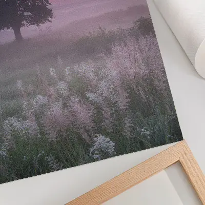 Poster albero solitario nella nebbia con colori pastello del cielo