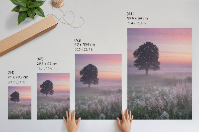 Poster Albero solitario nella nebbia, colori pastello del cielo