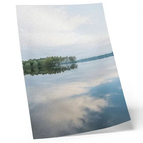 Foto su tela paesaggio con acqua calma, alberi e riflesso del cielo