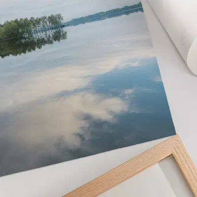 Foto su tela paesaggio con acqua calma, alberi e riflesso del cielo