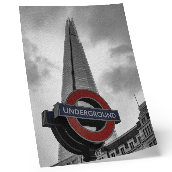 Poster Composizione minimalista con insegna della metropolitana e grattacielo moderno