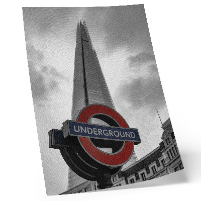Poster Composizione minimalista con insegna della metropolitana e grattacielo moderno