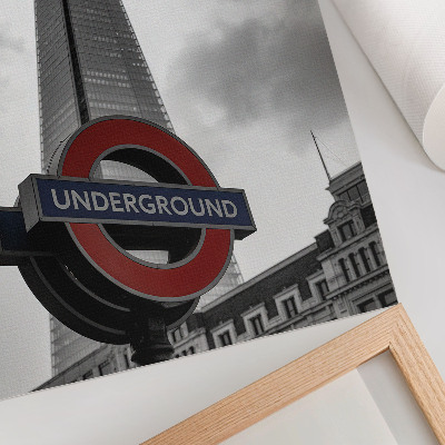 Poster Composizione minimalista con insegna della metropolitana e grattacielo moderno