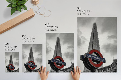 Poster Composizione minimalista con insegna della metropolitana e grattacielo moderno