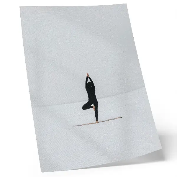 Poster minimalista su figura yoga ispirata a pace e armonia