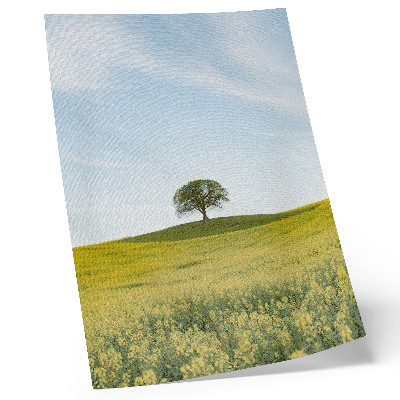 Foto su tela Un albero su una collina in un campo giallo