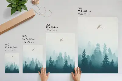 Poster nebbia leggera con uccello della foresta sopra gli alberi