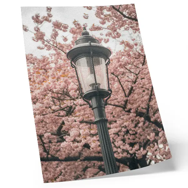 Stampa su tela alberi rosa e lanterne nere dall'atmosfera nostalgica