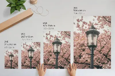 Stampa su tela alberi rosa e lanterne nere dall'atmosfera nostalgica