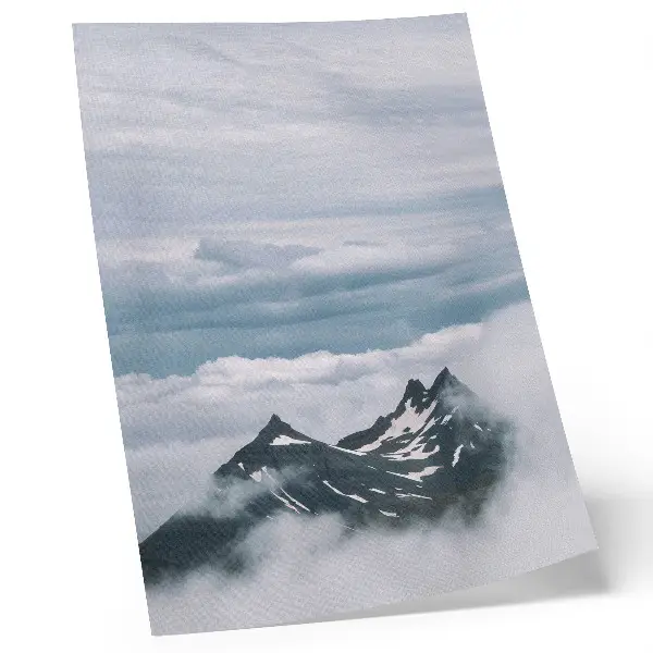 Stampa su tela cime montuose nella nebbia con design elegante e rilassante