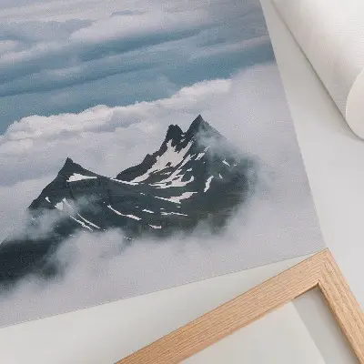Stampa su tela cime montuose nella nebbia con design elegante e rilassante