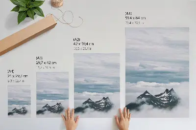Stampa su tela cime montuose nella nebbia con design elegante e rilassante