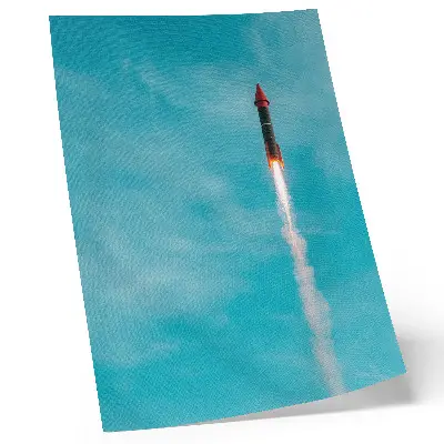 Poster raffigurante un razzo che si innalza nel cielo azzurro