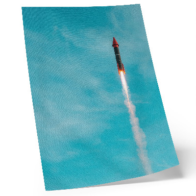 Poster Un razzo che si innalza nel cielo azzurro.