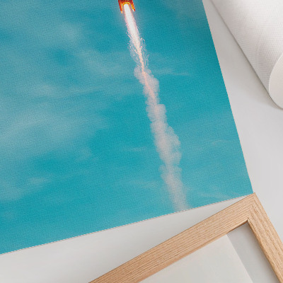 Poster Un razzo che si innalza nel cielo azzurro.