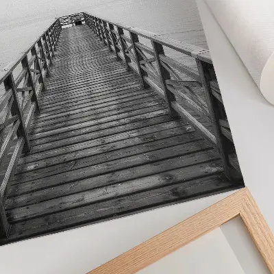 Poster molo in bianco e nero con acque calme e paesaggio minimalista