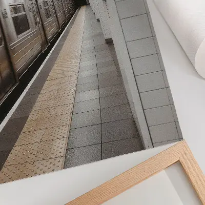 Poster moderna piattaforma della metropolitana con spazio architettonico dinamico