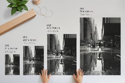 Poster Grafica urbana moderna in bianco e nero sotto la pioggia