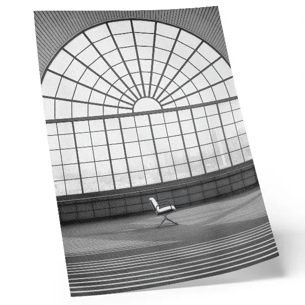 Poster ampie finestre ad arco con sedia minimalista