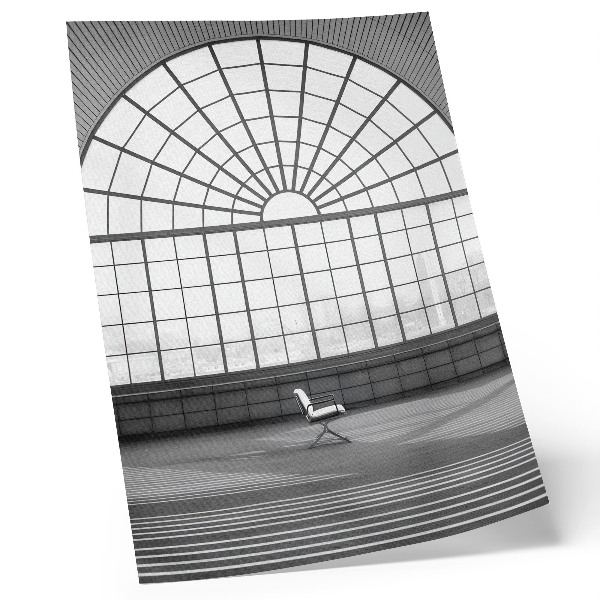 Poster Ampie finestre ad arco, sedia minimalista.