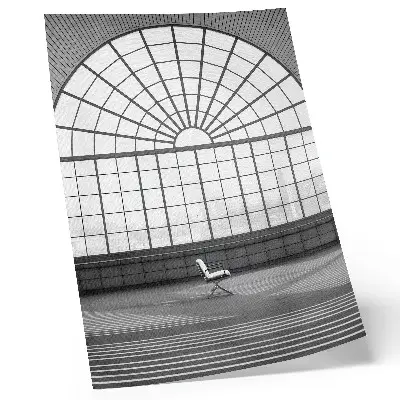 Poster ampie finestre ad arco con sedia minimalista