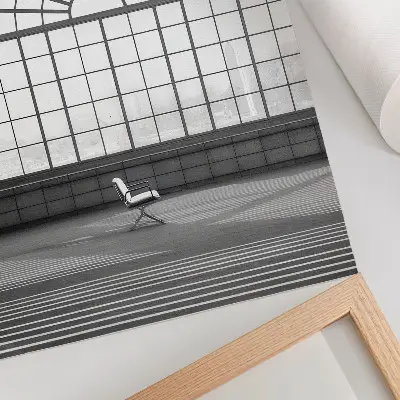 Poster ampie finestre ad arco con sedia minimalista